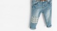 /products/pantalon-denim-con-aplique-en-la-rodilla-/